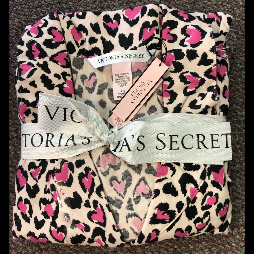 Victoria’s Secret 2 piece pajama with keychain